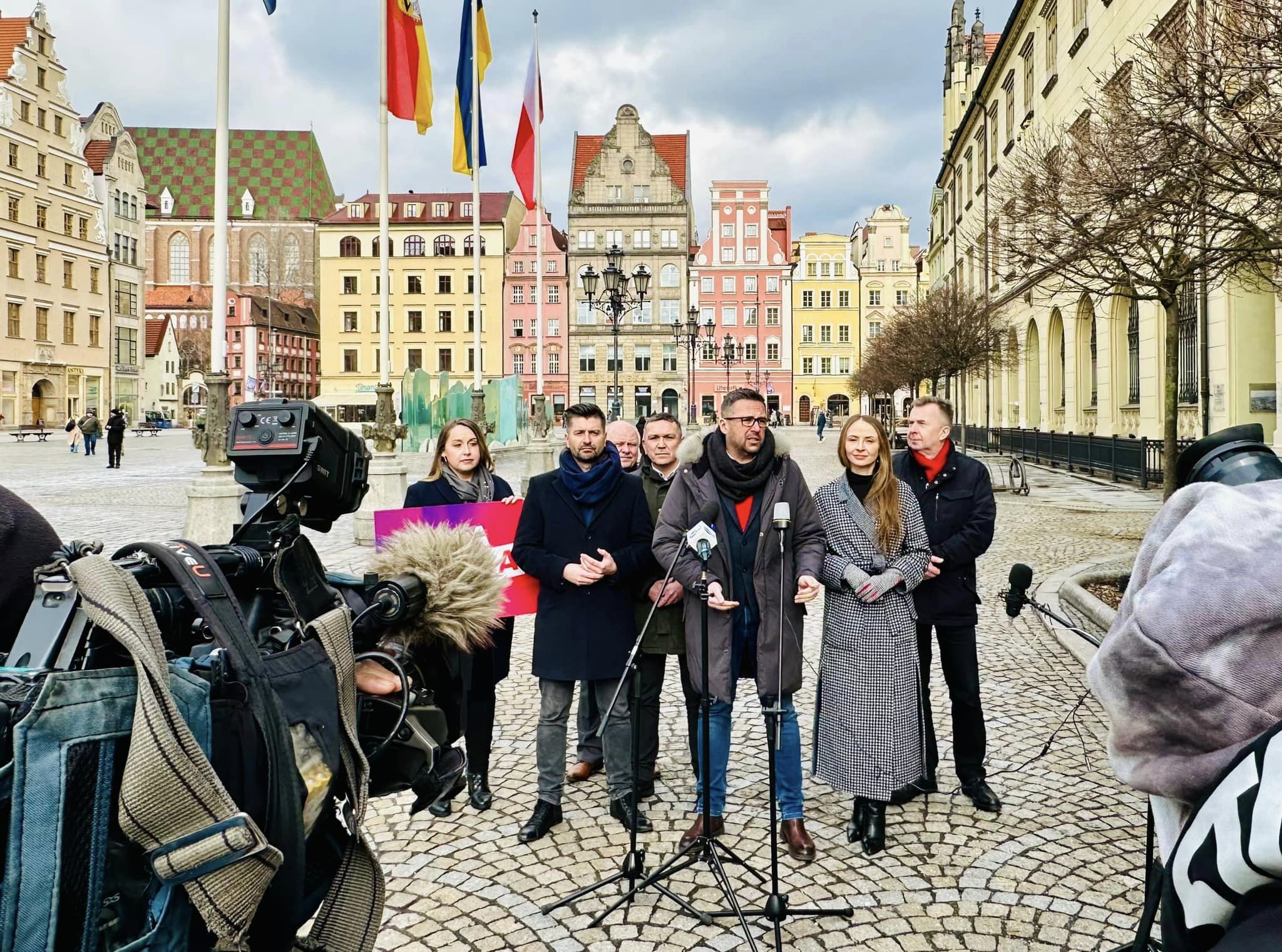 2023 03 06 konferencja prasowa z udziałem Sekretarzy z Warszawy i posłów